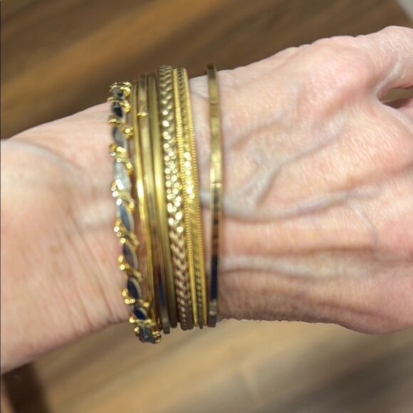 NWOT Stack of 7 Goldtone Bangle Bracelets. - Picture 1 of 3